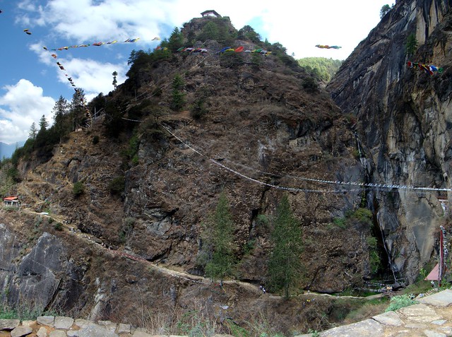 cascada y Singye Phu Lhakhang o Cueva del León de Nieve sendero al Monasterio Taktsang el Nido del Tigre Valle de Paro Bután 53