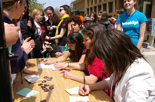 Les ambassadrices signent des autographes au Parc Lafontaine