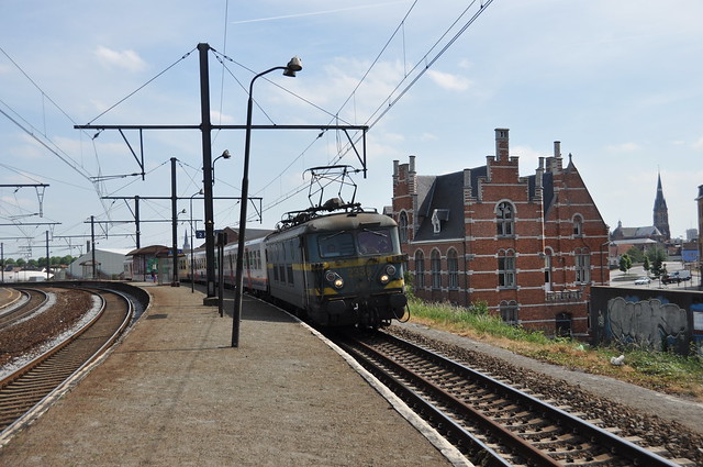 P-trein passerd het station van Antwerpen-Dam
