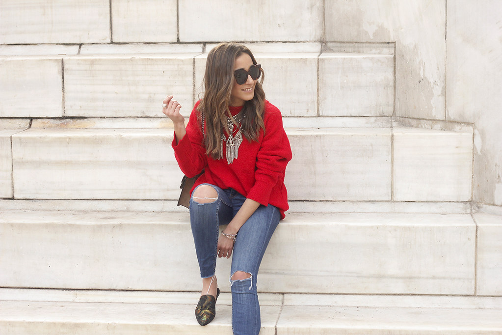 casual red jeans outfit