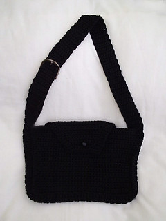Cartera negra con hebilla | 30 x 20 cm, tirante tejido, botó… | Flickr