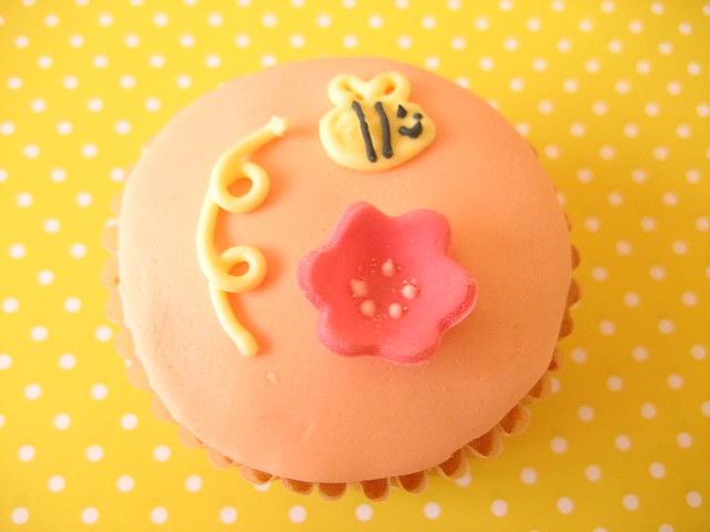pink orange bee cupcakes 3015