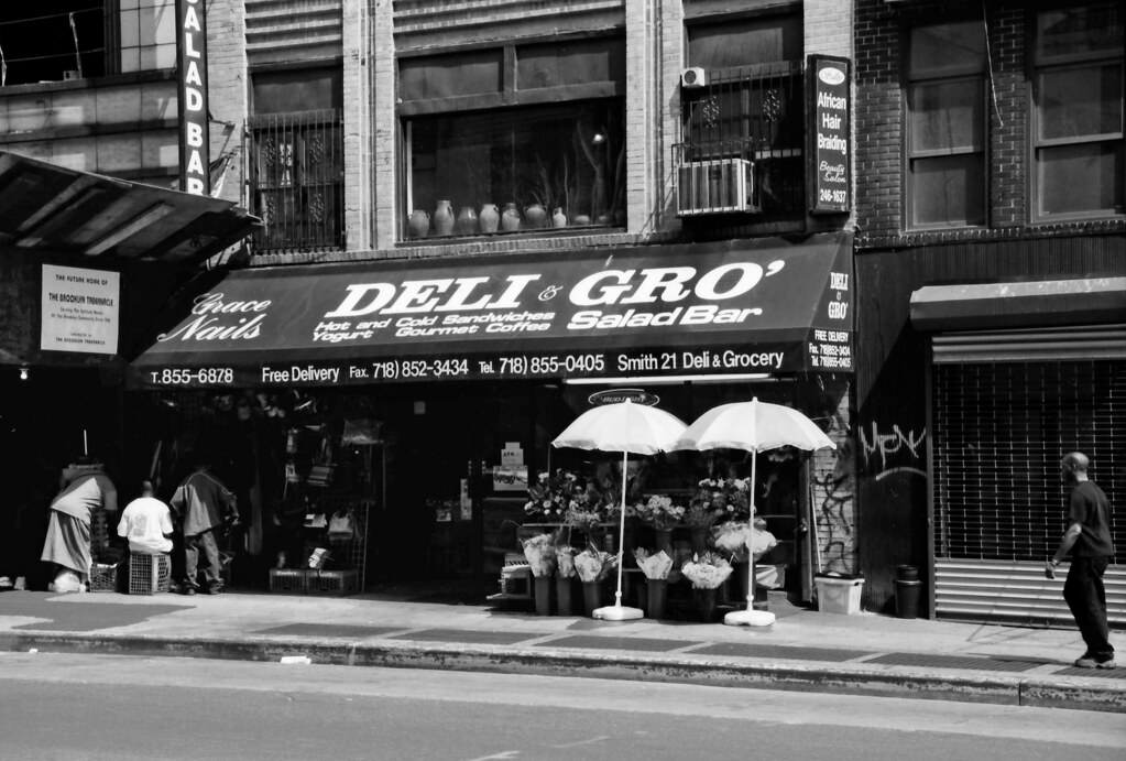 Deli and Gro, 21 Smith Street, Brooklyn, New York City.  August 14 2001.