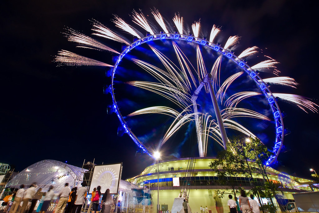 Singapore Flyer Fireworks Up Close | Locals and Tourists ali… | Flickr