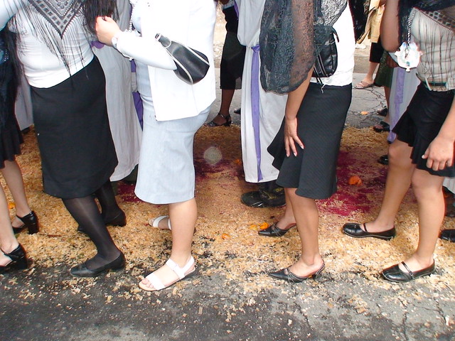 women trampling an alfombra