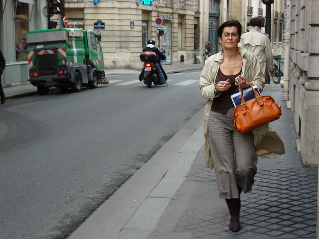 Une femme sur la rue de Paris