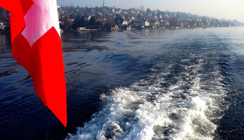 Bootsfahrt auf dem Züri See  - Schweizer Flagge by eagle1effi