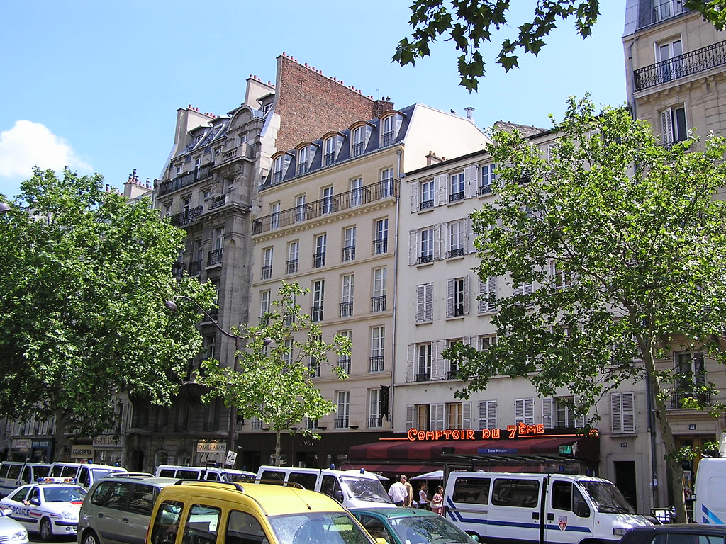 France, Paris, 7th Arrondissement | Paris. The yellow buildi… | Flickr