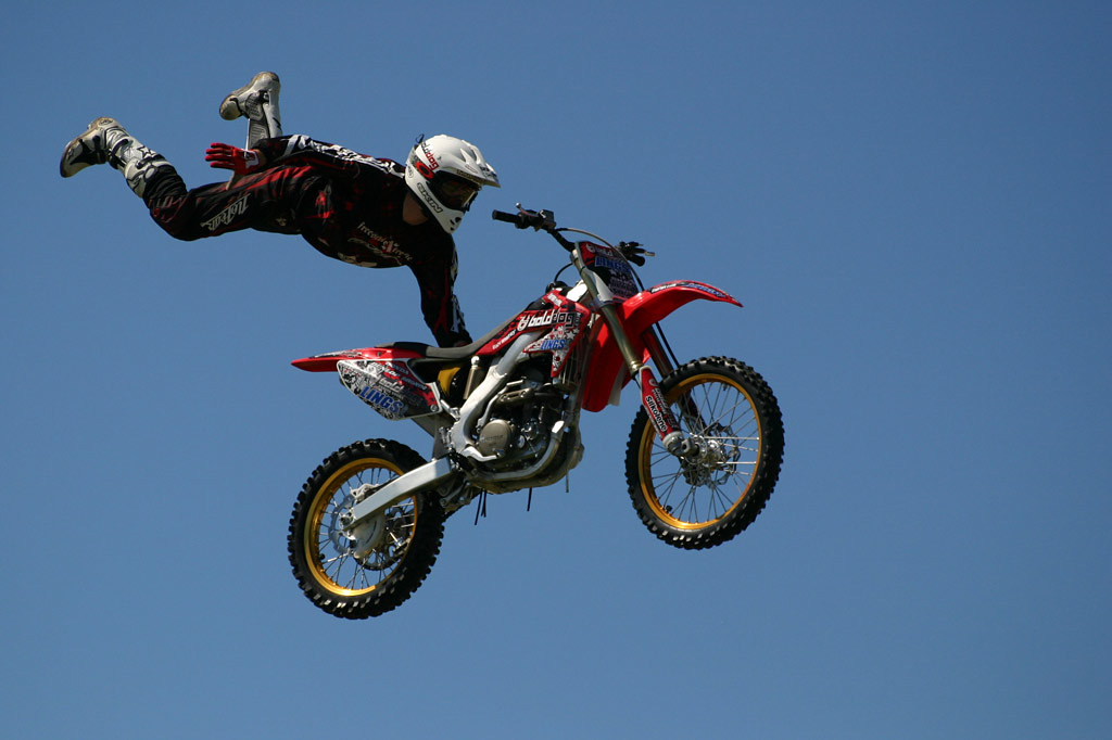 One Foot Rider one-handed-Rider | Stunt Rider, approx 30 feet (10 metres) o… | Flickr