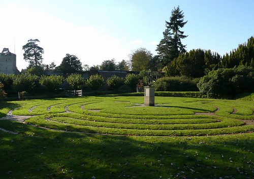 Book 1, Walk 9, Shiplake to Henley The maze at Greys Court, 20 October '07.