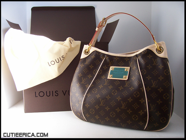 Louis Vuitton Galliera PM Review + What Fits In It 