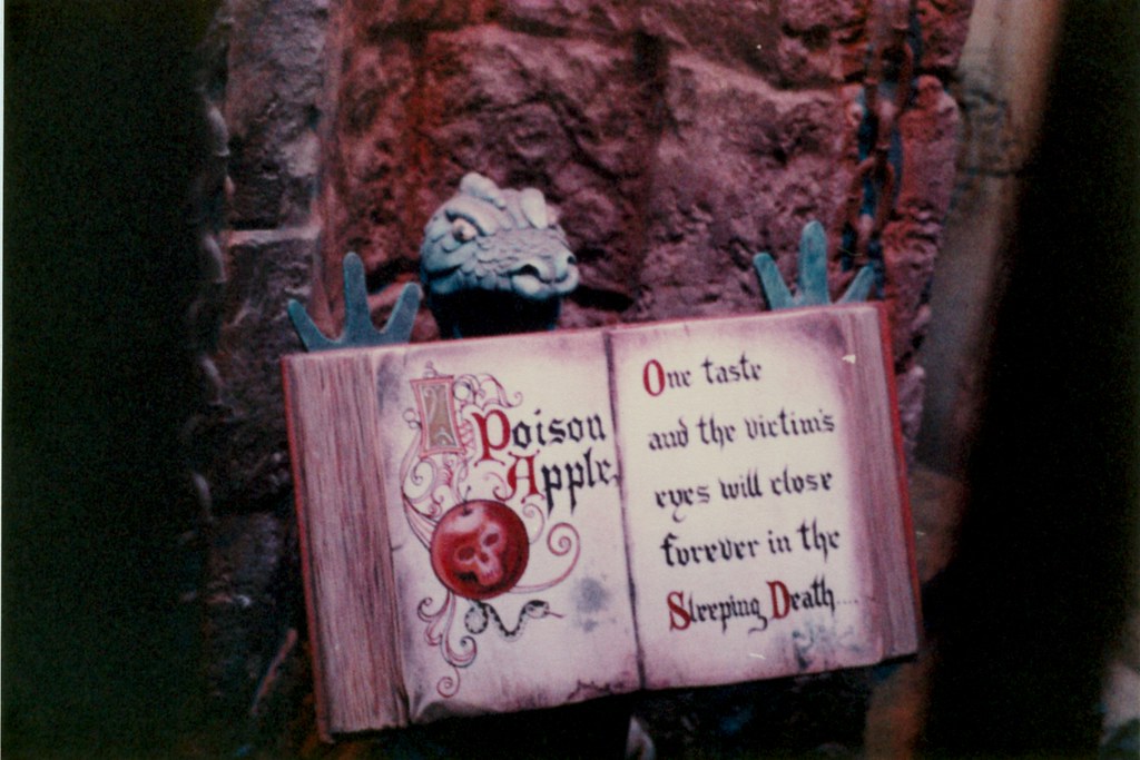 Snow White's Scary Adventures -- Poison Apple