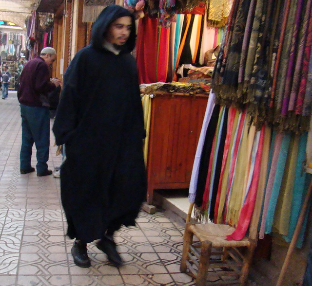 hombre joven con chilaba su gente medina zoco Marruecos 165