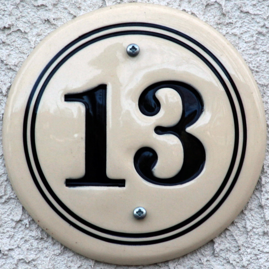 Картинка 13. Цифра 13. Круглые таблички с цифрами. Число номер 13. Цифра 13 ассоциации.