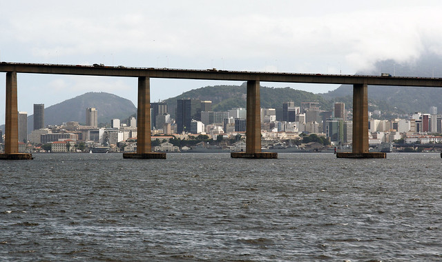 Ponte Rio-Niterói com o Rio ao fundo
