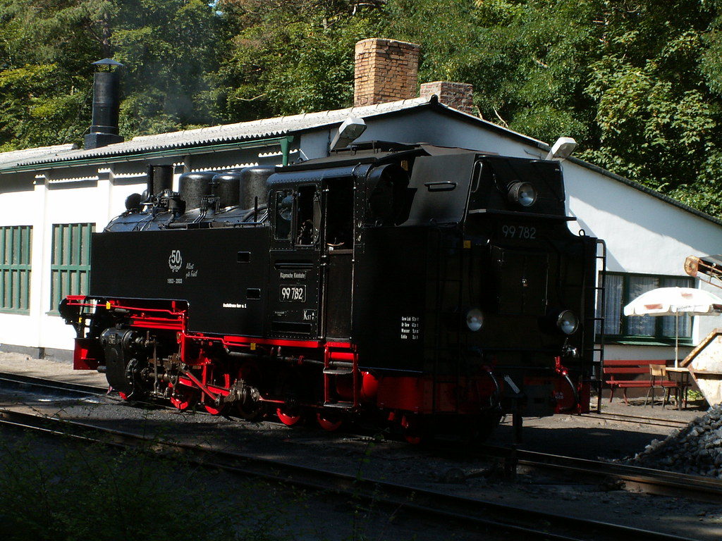 Der Schienenweg der Brockenbahn fhrt vom Bahnhof Drei Annen Hohne durch den Nationalpark Harz nach Westen. Ab Bahnhof Schierke fhrt die Dampflokomotive durch das Tal der Kalten Bode und schlngelt sich aufwrts zum Brocken (Rasender Roland) 256