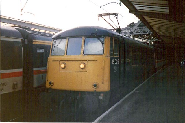 85026 awaits departure from Manchester Piccadilly on 1618 Plymouth service, 12th September 1988