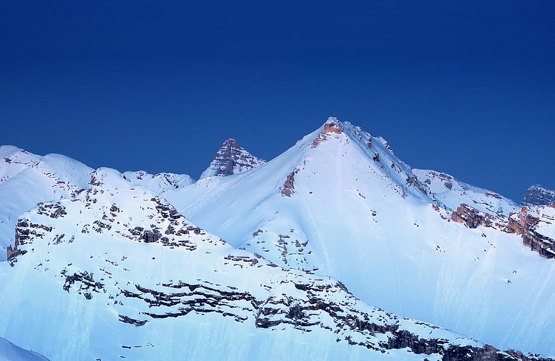d0701079 | Blaue Stunde über der Kaltwasserkarspitze (2733 m) und der Großen Seekarspitze (2679 m). Blick von der Pleisenspitze (2567 m). Karwendel / Tirol, 06.04.2007