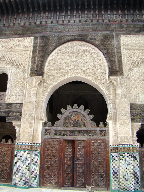 puerta de madera tallada interior arco estuco yeserías del patio Madraza Bou Inania de Fez Marruecos 09