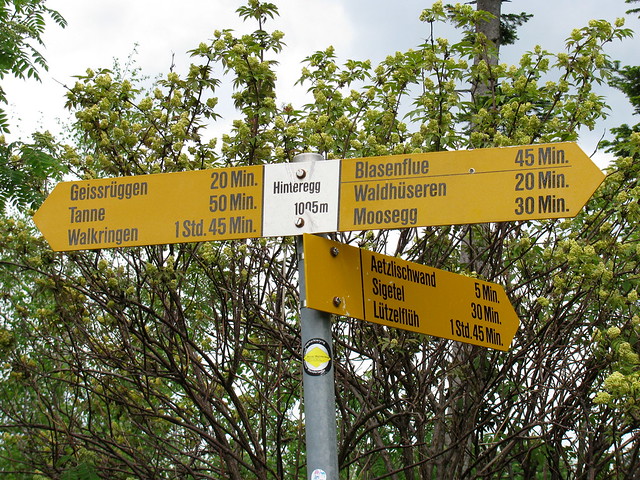 Wegweiser Hinteregg ( BE - 1`005 m - Koordinaten ≈ 619'464 199'090 - 3 Richtungen - 9 Ziele - Standorttafel Berner Wanderwege ) bei der Hinteregg ob Landiswil im Berner Emmental im Kanton Bern der Schweiz