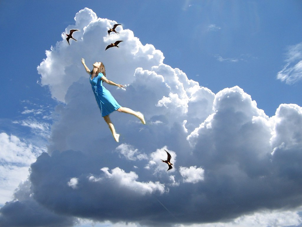 К чему снятся летающие люди. Летать в облаках. Полет во сне. Человек летает в облаках. Человек в полете.