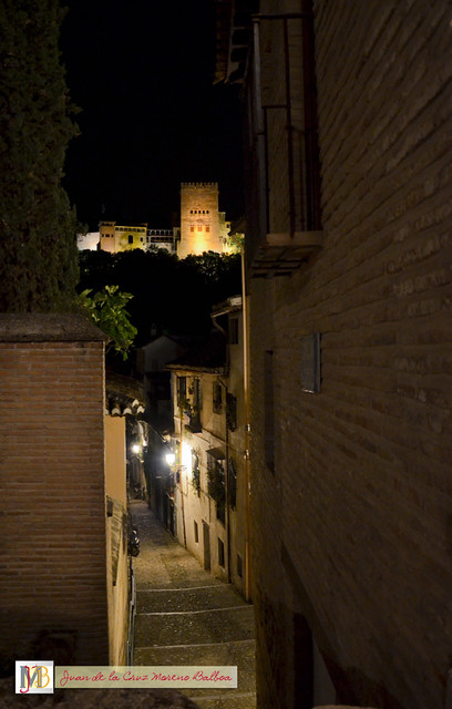 Calle con vistas a la Alhambra