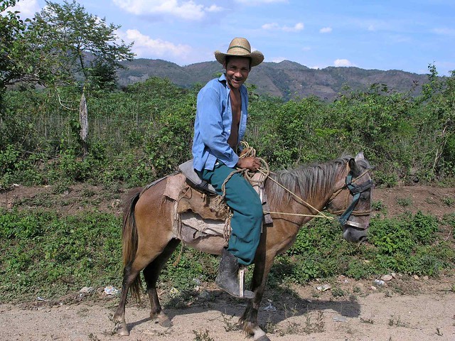 Hombre en su yegua "muchacha" - Man on his mare "little girl"; de la aldea Tablón, Minas de Oro, Comayagua, Honduras