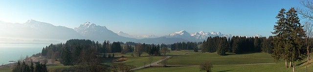 d0701p01k | Panoramablick vom Forggensee bei Füssen. Links der Tegelberg (Branderschrofen, 1880 m), dann Säuling (2047 m) und Thaneller (2343 m), rechts die Tannheimer Berge mit Gehrenspitze (2164 m), Kellespitze (2241 m) und Großer Schlicke (2060 m). Allgäu, 06.04.2007 » größere Version (im eigenen Fenster)