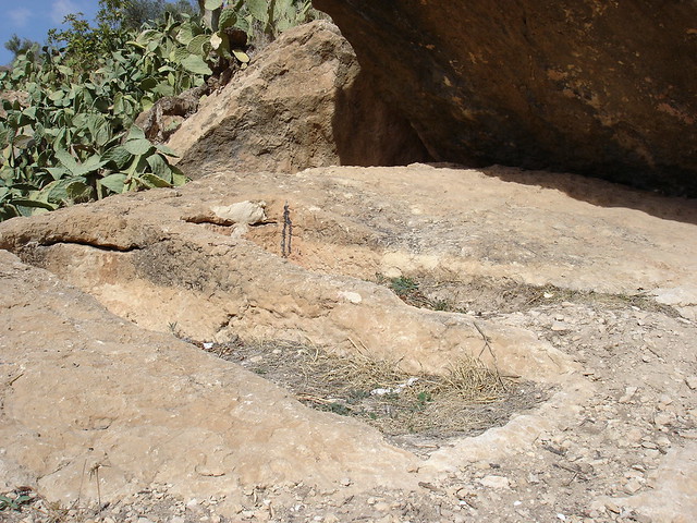 Rock-cut toms of Ighzar, Ah Frah قبور أثرية محفورة في الصخر ببني فرح