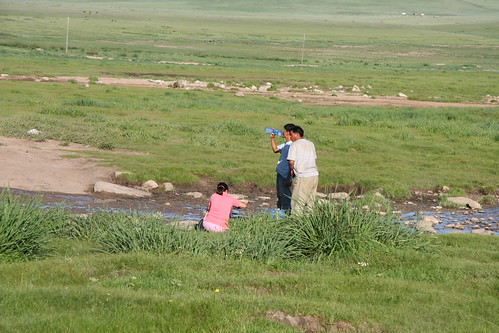 portraits women 2006 mongolia rivers roads adults washing steppes 8106 bulganaimag sayhansum
