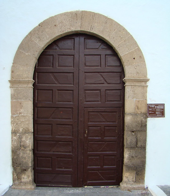 Yaiza puerta Iglesia de San Marcial del Rubicon Isla de Lanzarote Islas Canarias   04