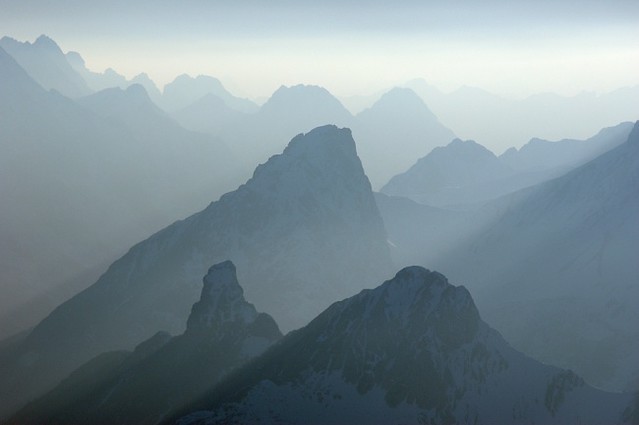 d0701038 | Blick von der Pleisenspitze (2567 m) zur Gehrenspitze (2367 m), Arnplattenspitze (2171 m) und Großen Arnspitze (2196 m). Karwendel / Tirol, 06.04.2007
