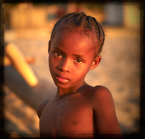 Jeune fille sur la plage (Madagascar) by Le Papa Tango