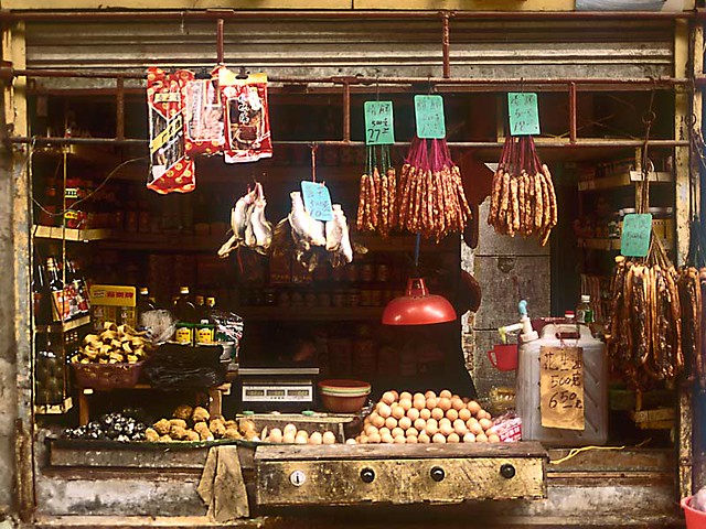 Ночной рынок гуанчжоу. Гуанчжоу еда. Гуанчжоу рынок. Гуанчжоу еда уличная. Посудный рынок в Гуанчжоу.