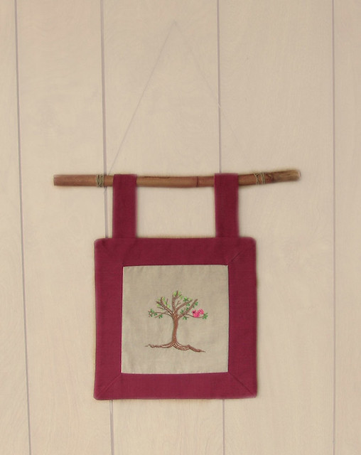 Cureuil sur un arbre - Pink Squirrel on a tree - Finished wall hanging