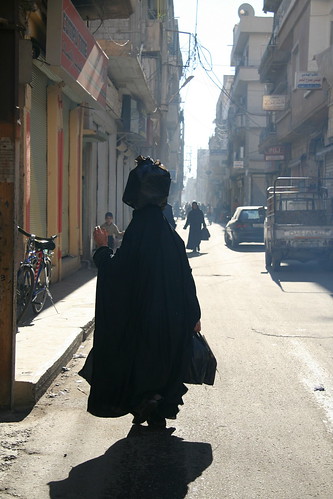world street trip travel light shadow people woman globe muslim islam middleeast hijab photojournalism social adventure backpacking journey syria niqab chador deirezzur deirezzor documentart chadour deirazzur