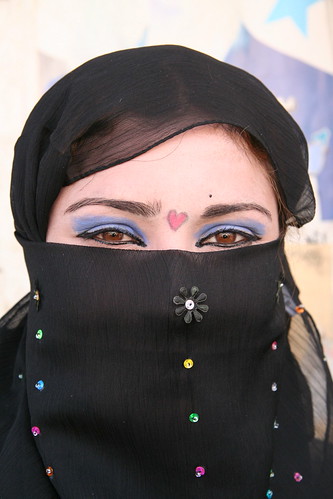 trip travel portrait people woman veil muslim islam middleeast hijab makeup adventure backpacking journey syria niqab deirezzur deirezzor deirazzur