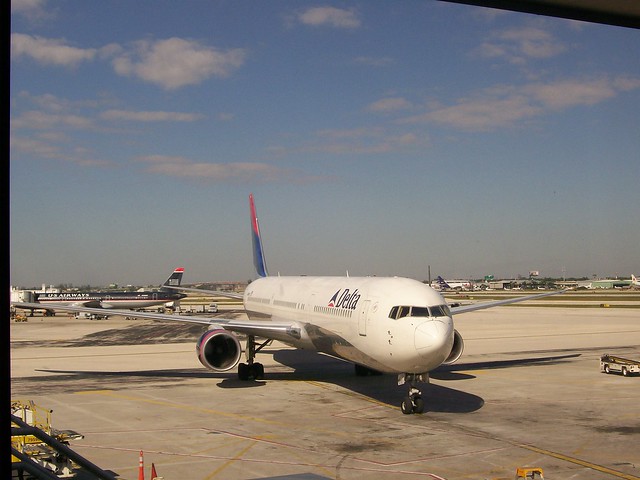 Delta 767-400ER arrives at Fort Lauderdale, Florida