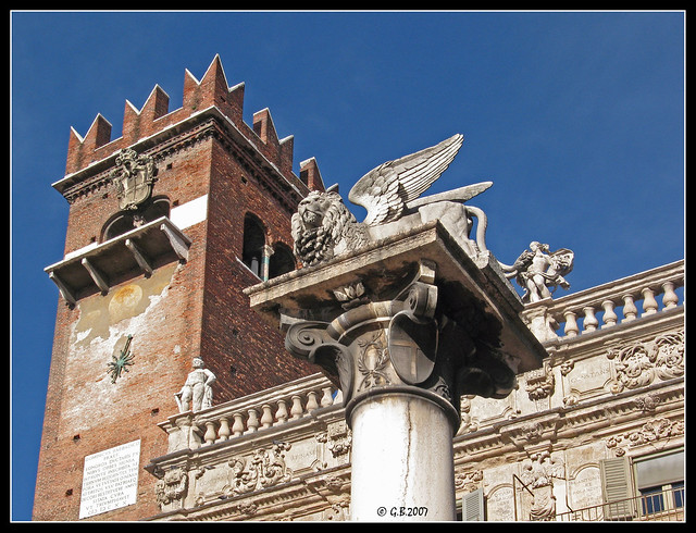 20071019_4910a_leone alato, torre del Gardello e palazzo Maffei - piazza Erbe, Verona