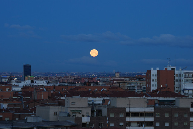 Mientras la luna llena se va amanece sobre Madrid / Shortly before the full moon goes off the dawn comes over Madrid