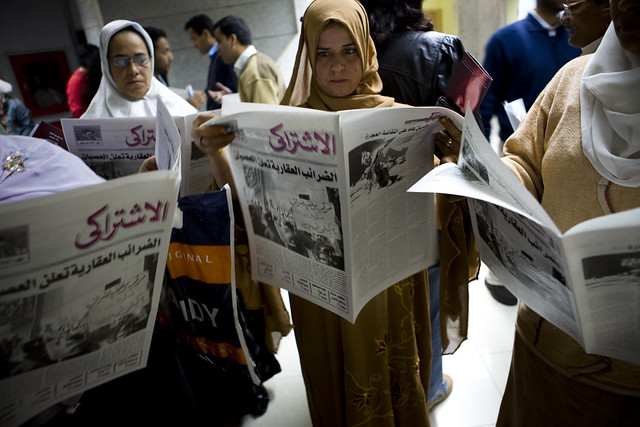 Qale't el-Kabsh slum women reading copies of The Socialist نساء قلعة الكبش يتصفحون الاشتراكي