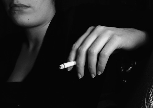 me self evening hand cigarette io mano giulia sera sigaretta superhearts photofaceoffwinner giuliabelfiori