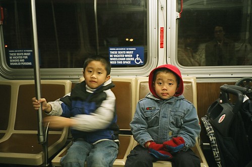 對面的兩個華裔小孩 | by yifany