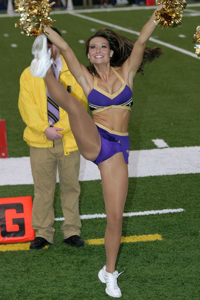 Sexy Cheerleader High Kick in Pantyhose.