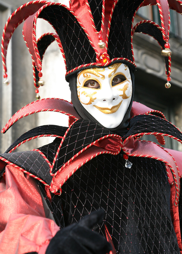 Арлекин маска выступления. Маска Арлекина в Венеции. Маскарад костюм шута Венеция. Венецианский карнавал маска Арлекин. Венецианская маска Джестер.