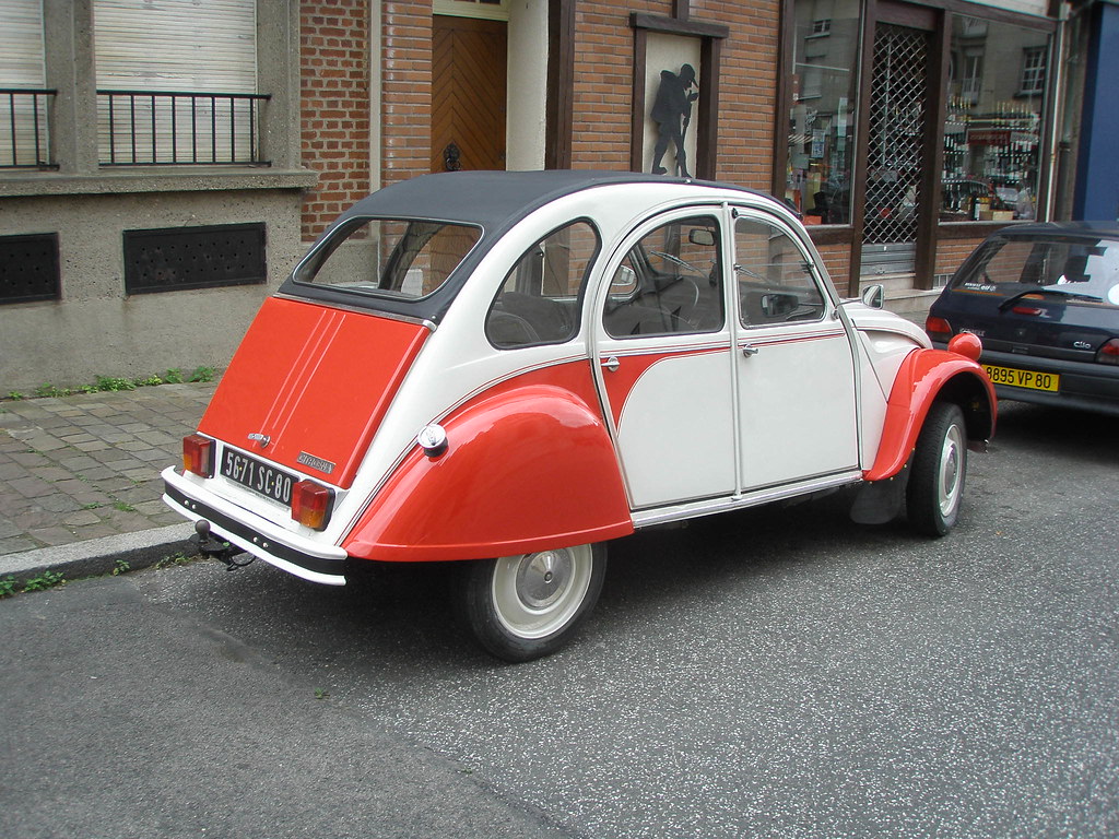 Citroen 2cv rouge et blanche | gueguette80 ... Définitivement non ...