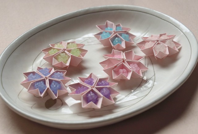 折り紙の桜とこんぺいとう (confeit in Origami tray)