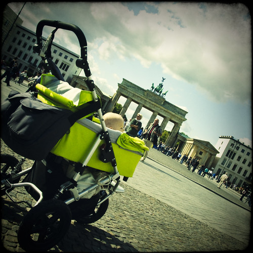 A baby in Berlin: Pariser Platz by manganite