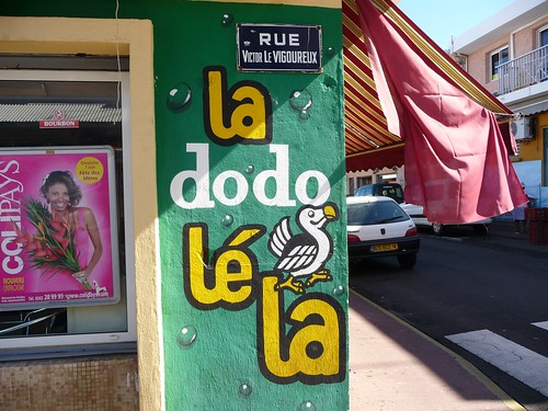 La Dodo ça lé gaillard ! | On the wall of a shop in Victor l… | Flickr