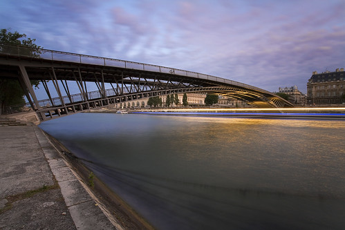 Le Pont des Tuileries by Skyline-Photo